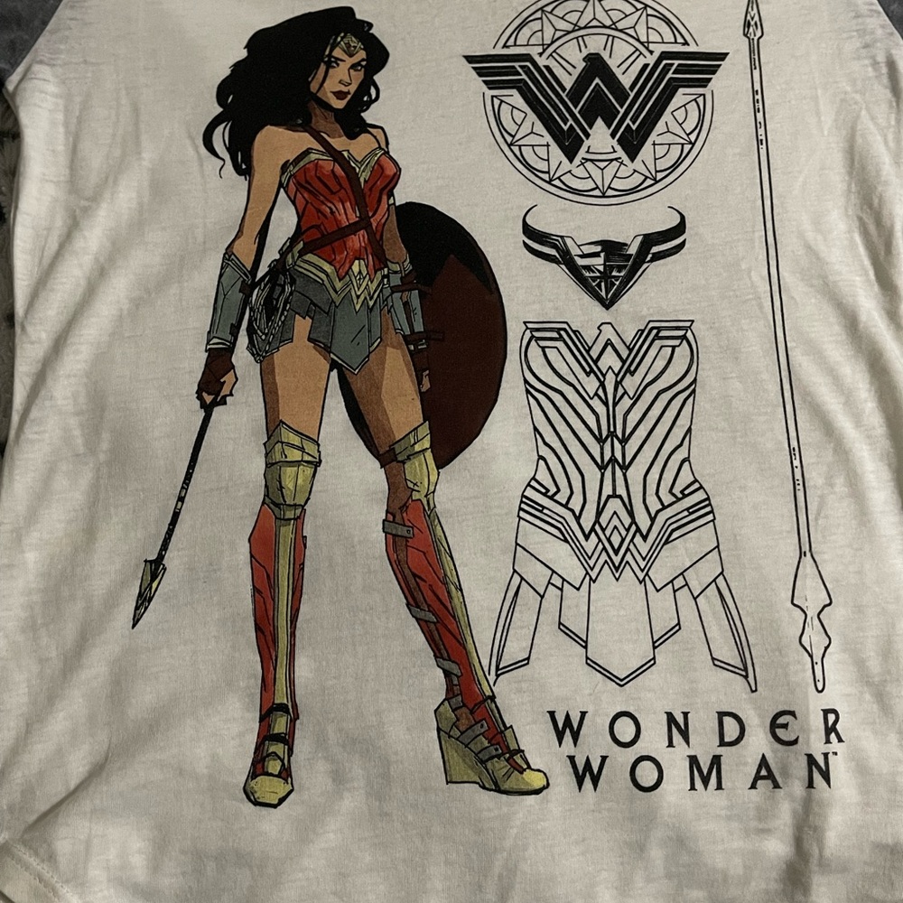 Wonder Woman DC Comics V-neck raglan size small